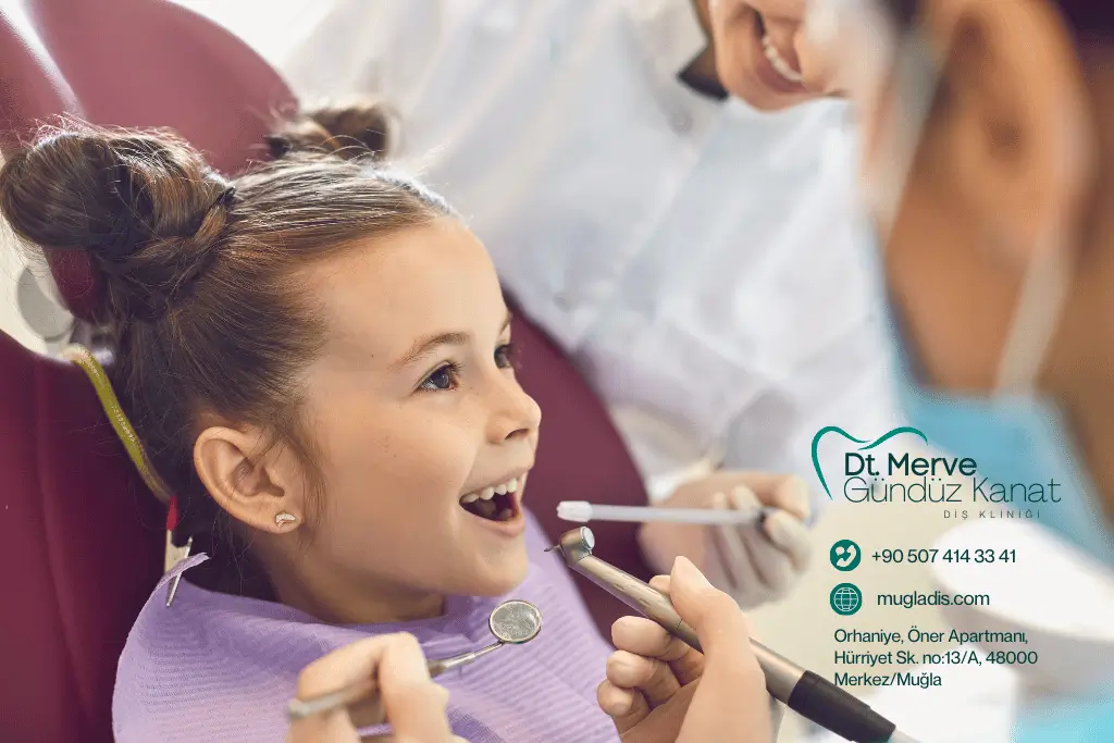 Menteşe Çocuk Diş Kliniğinde Özel Tedaviler Muğla çocuk diş kliniğinde tedavi gören mutlu bir çocuk.